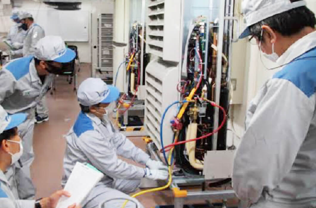 プロのスタッフによる作業